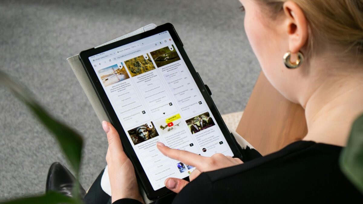 Frau mit Tablet