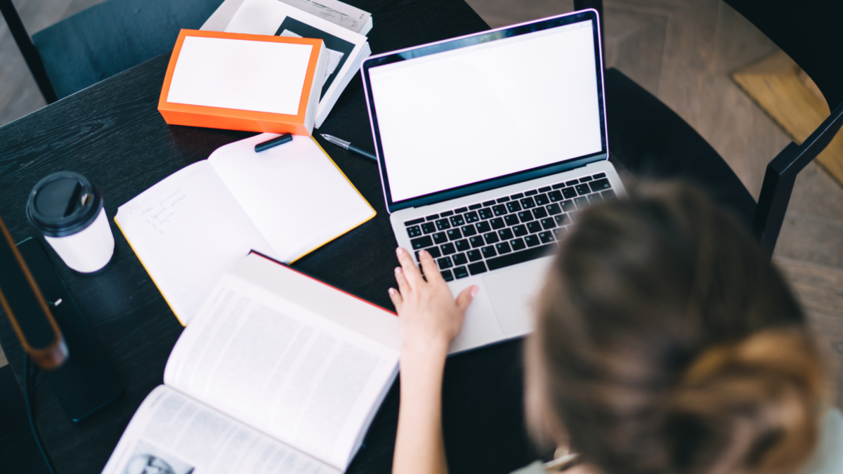 Frau die wissenschaftlich arbeitet