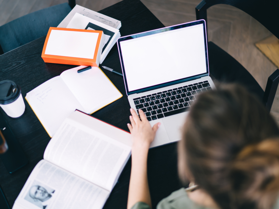 Frau die wissenschaftlich arbeitet